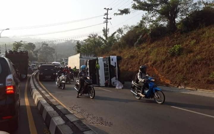 Kecelakaan Tunggal Truk  Pengangkut Barang  Expedisi  